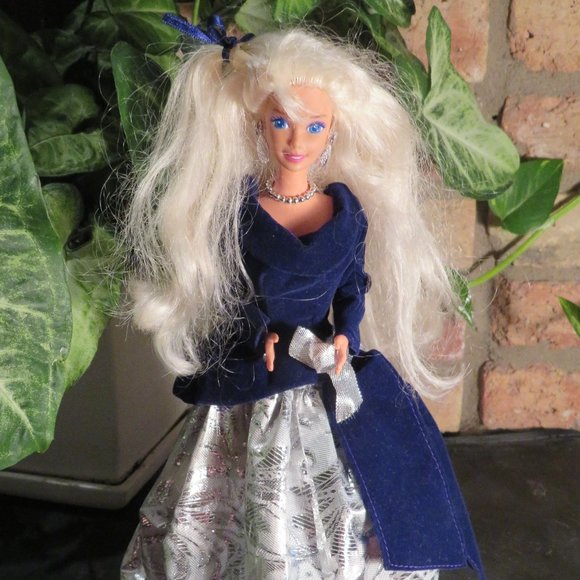 Barbie Winter Velvet - Picture 1 of 3